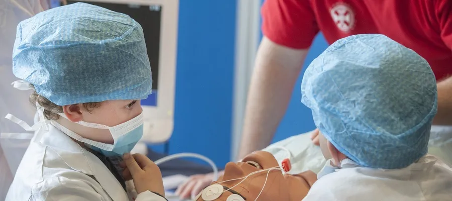 Children speak to researcher at Edinburgh International Science Festival