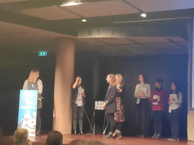 Elena Bernabeu receiving prize
