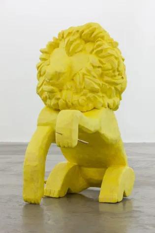 This picture represents a sculpture made by Isabel Nolan in 2015, entitled "A lion with a thorn in his paw". The scripture is a bright yellow lion sat on its hind legs, raising its left front paw pierced by a thin thorn. The sculpture is made out of polystyrene, plaster bandage, and papier mâché. It measures 109 by 59 by 118cm.