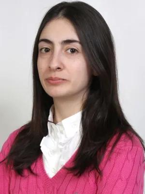 Head shot of Adriana Tavares