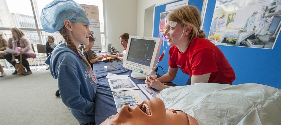 Researcher explaining an experiment to young person at Edinburgh International Science Festival